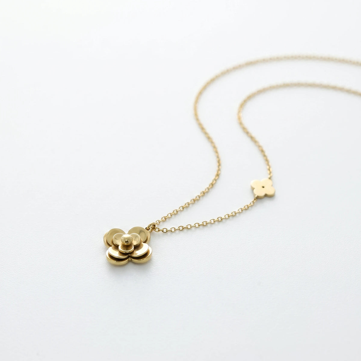 QIAOREN 13763 Thin Oval Link Chain Pendant Necklace with 3D Layered Four Leaf Flower Charm & Small Side Floral Jewelry