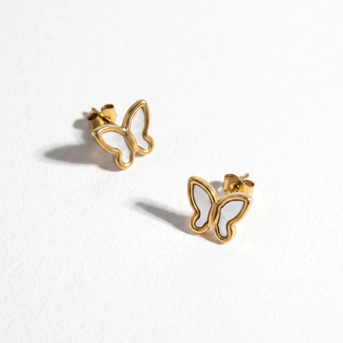QIAOREN 13446 Gold Tone Natural White MOP Butterfly Stud Earrings Minimal Smooth Frame Shell Inlay Ear Jewelry Gift
