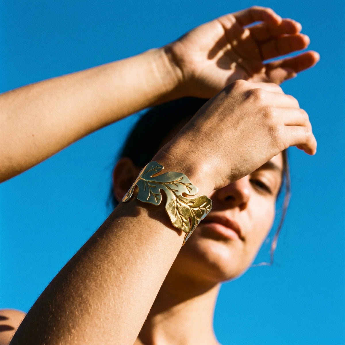 QIAOREN 18K Gold Polished Interconnected 3D Oak Leaf Wide Open Cuff Bracelet Stainless Steel Adjustable Stackable Autumn