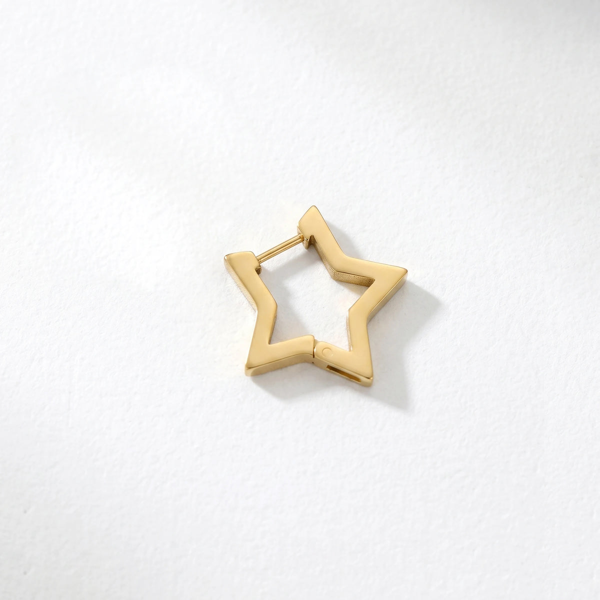 QIAOREN 12613 Glossy Hollow Star Huggie Hoop Earrings PVD 18K Gold Stainless Steel Five Point Star Geometric Ear Buckle