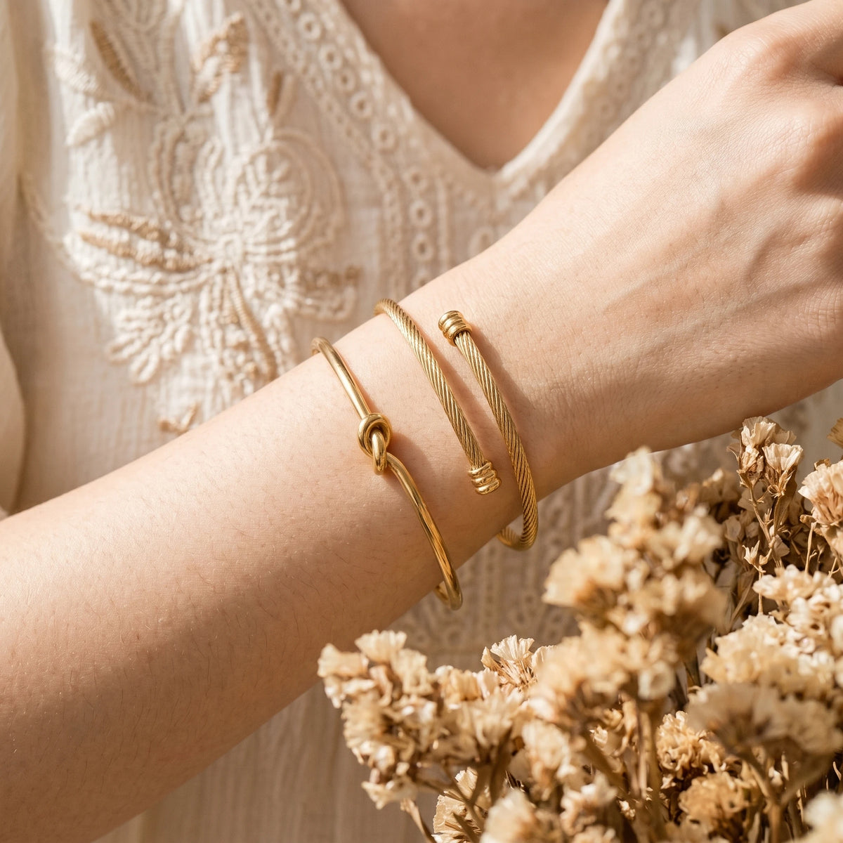 QIAOREN 10613 2pcs Knot & Twisted Cable Cuff Bangle Set 18K Gold Plated Stainless Steel Waterproof Tarnish Free Bracelets