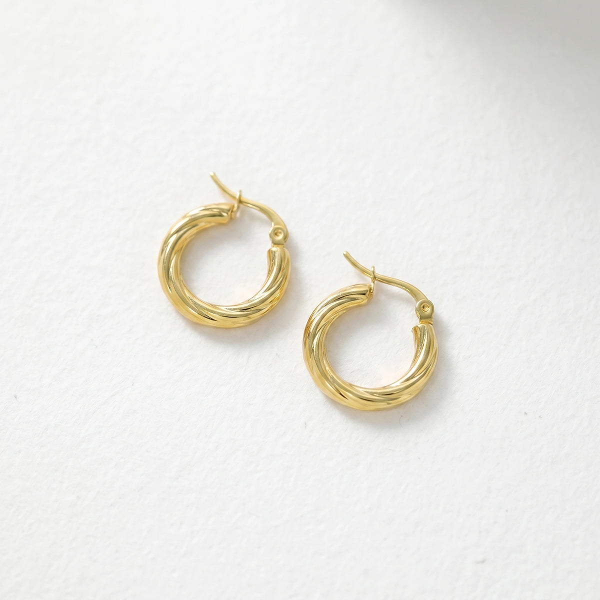 QIAOREN 12387 Twisted Texture Gold Huggie Hoop Earrings Waterproof Stainless Steel 18K PVD Plated Minimalist Daily Jewelry