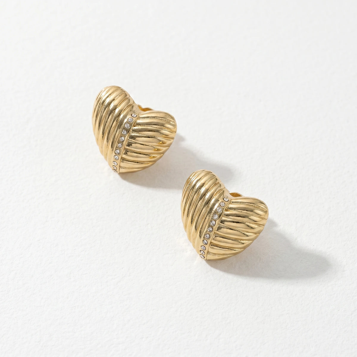 QIAOREN 12206 18K Gold Plated Striped Heart Stud Earrings Inlaid Zircon Stainless Steel Textured Love Ear Jewelry for Women