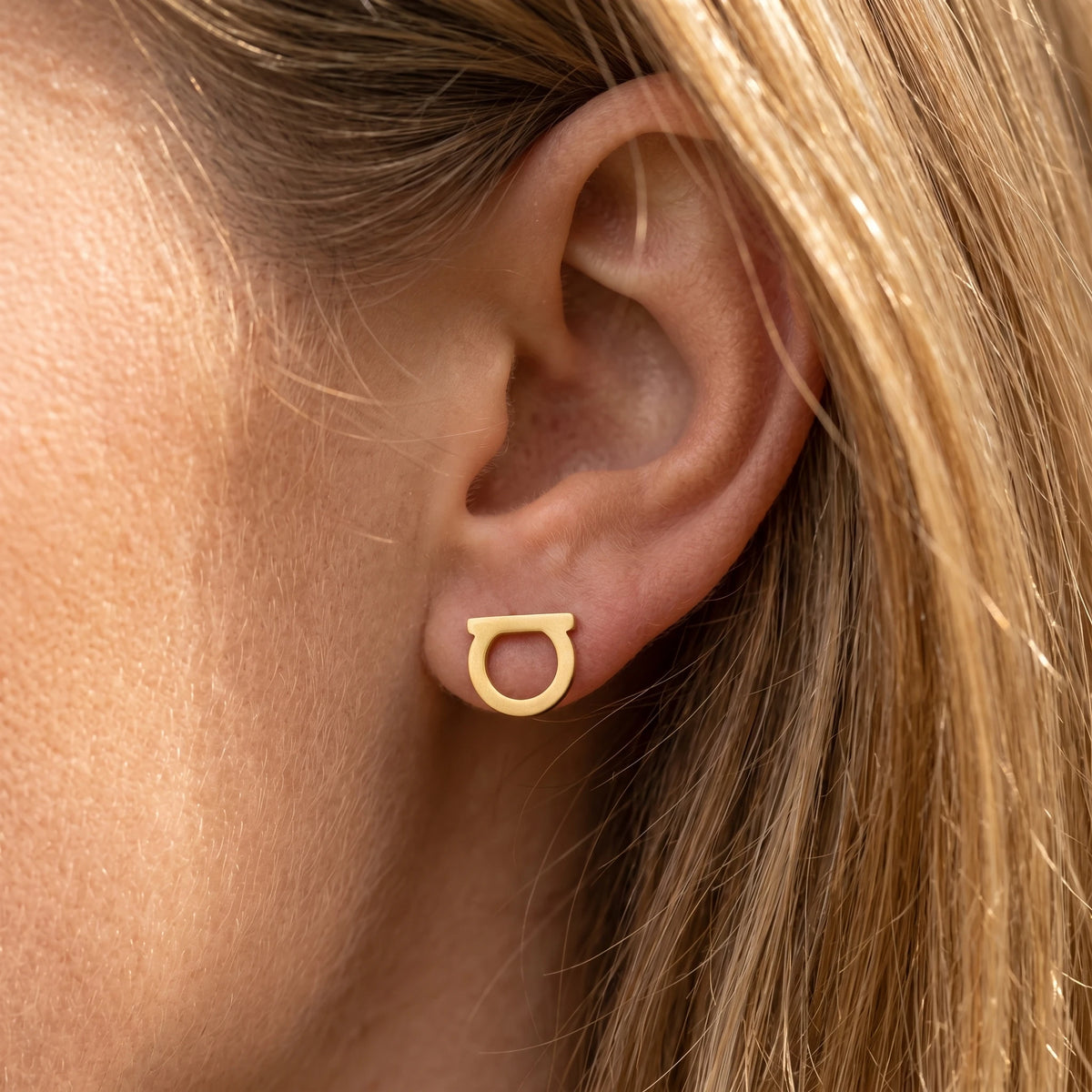 QIAOREN 10637 Anti Tarnish Stainless Steel D Shape Stud Earrings Gold Plated for Women