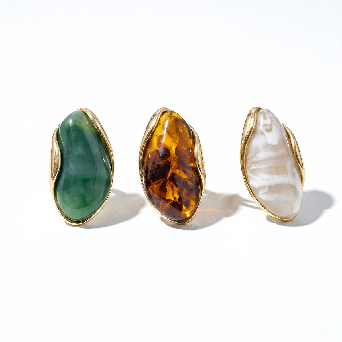 QIAOREN 11307 Hypoallergenic Tarnish Resistant 18K Gold Plated Stainless Steel Irregular Pebble Resin Cocktail Ring
