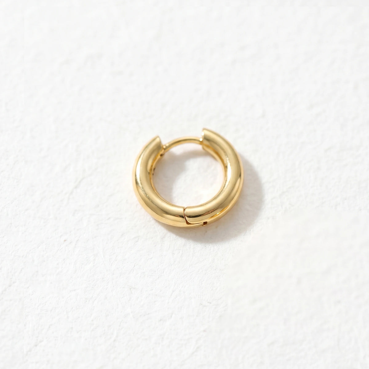 QIAOREN 12589 High Polished Thick Tube Round Huggie Hoop Earrings 18K PVD Gold Stainless Steel Hypoallergenic Circle Ear Buckle