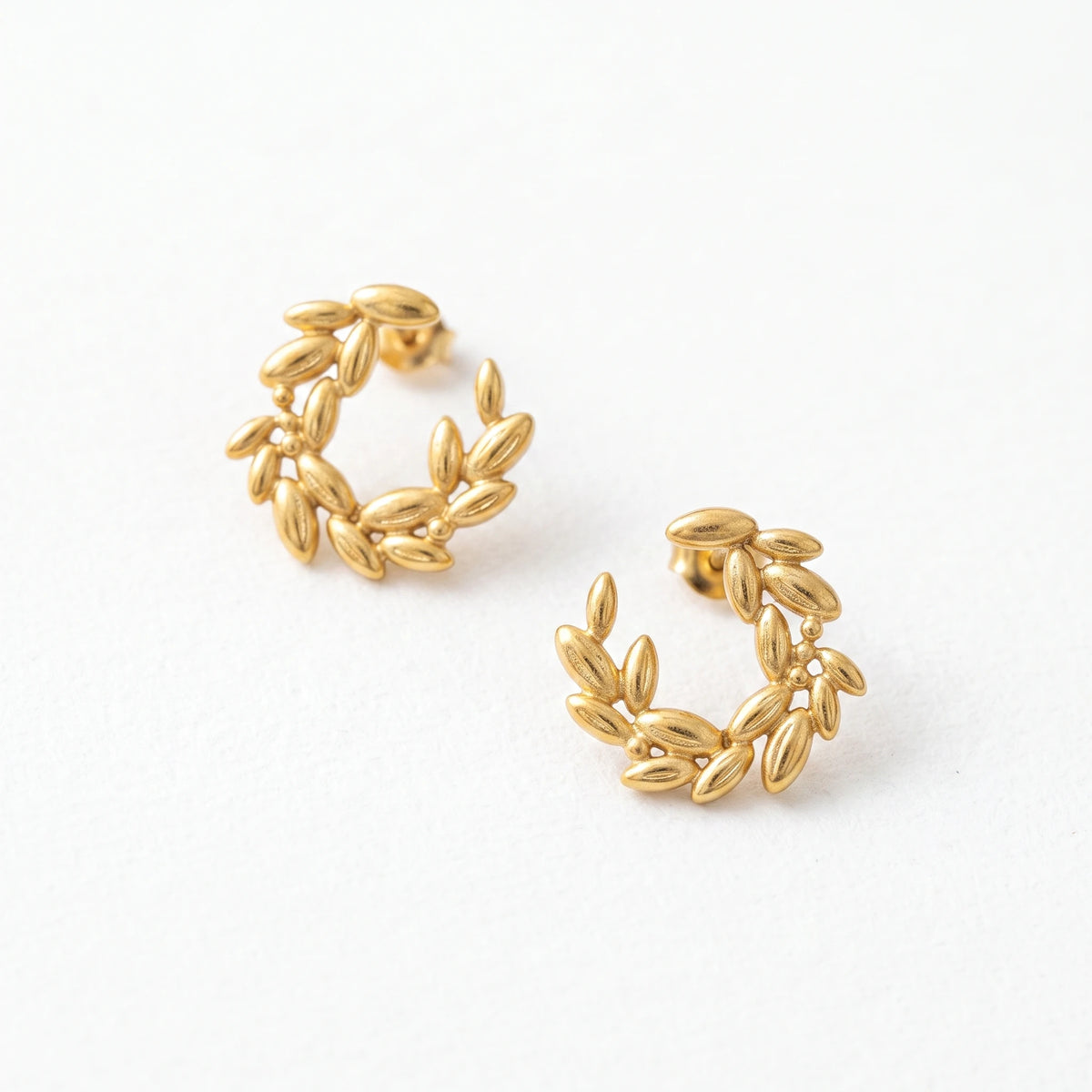 QIAOREN 13963 Stainless Steel Leaf Hoop Earrings Gold Laurel Huggie Earrings Dainty Nature Jewelry for Women