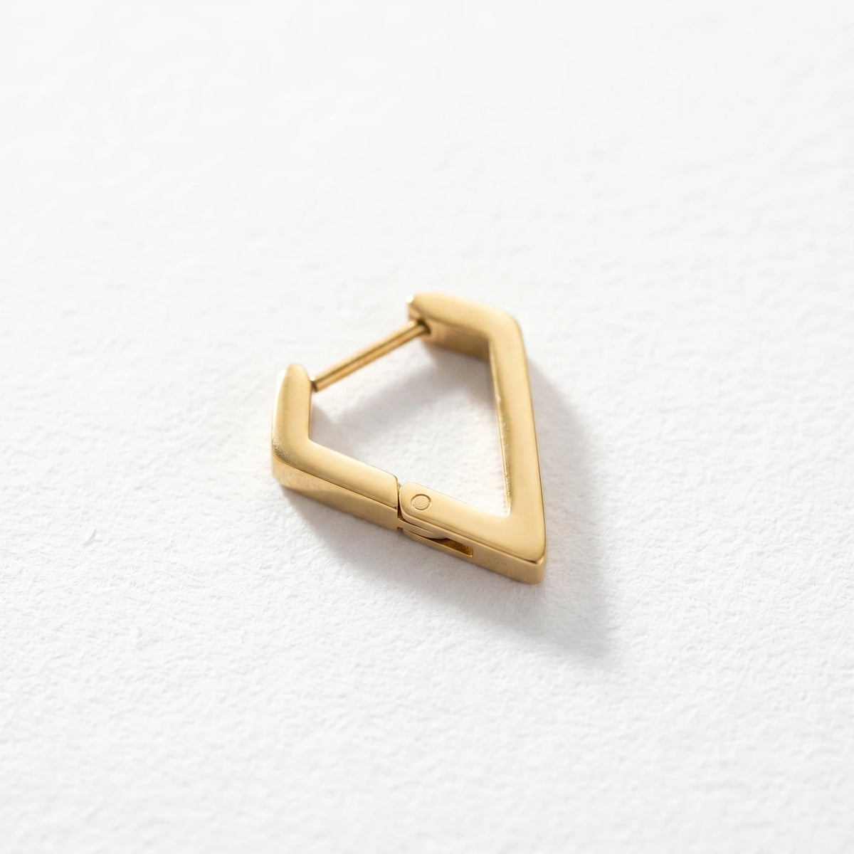 QIAOREN 12581 Matte Inverted Triangle Huggie Hoop Earrings PVD 18K Gold Stainless Steel Hypoallergenic Geometric Ear Buckle