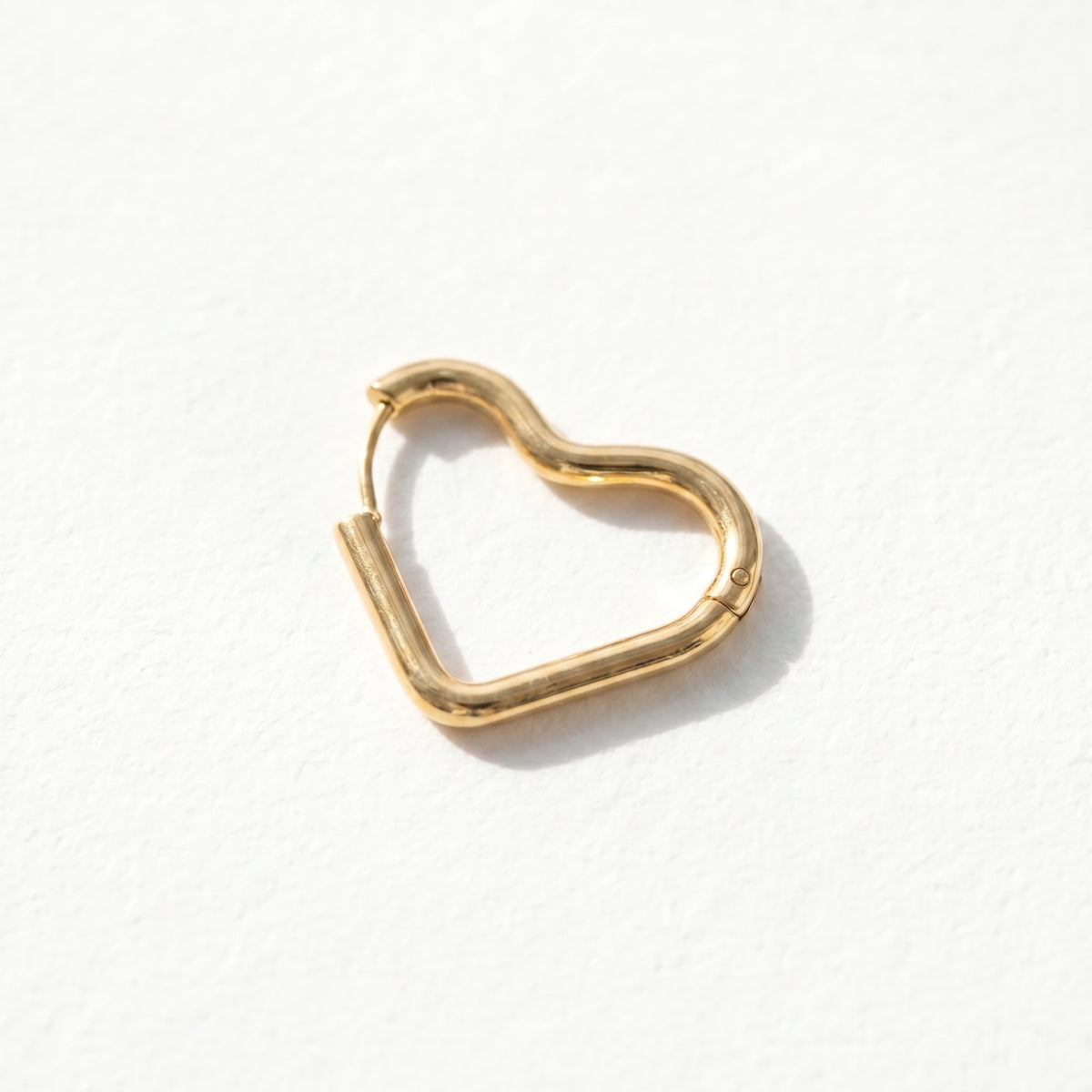 QIAOREN 12595 Smooth Thick Tube Hollow Heart Huggie Hoop Earrings PVD 18K Gold Stainless Steel Hypoallergenic Love Ear Buckle
