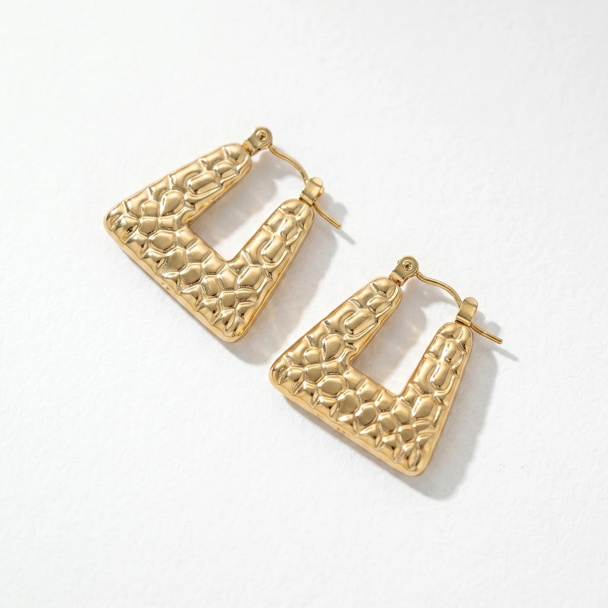 QIAOREN12565Wholesale Hammered Open Triangle Huggie Hoops Glossy Gold Stainless Steel Geometric Textured Earrings Trendy Jewelry