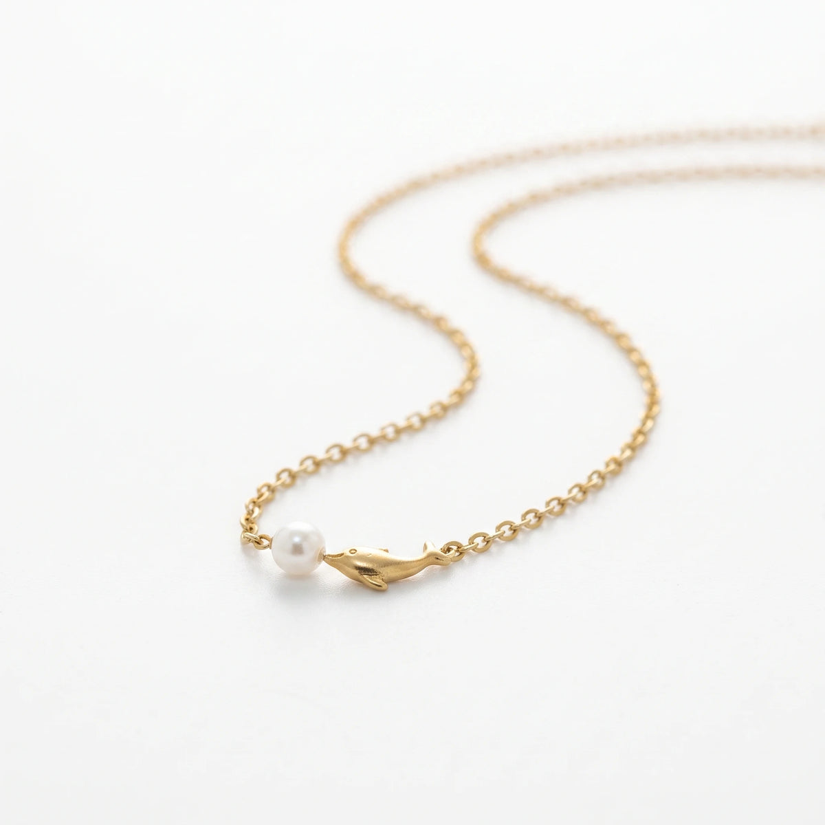 QIAOREN 13931 Thin Oval Link Chain Pendant Necklace with Mini Smiling Dolphin Charm & Single Smooth White Pearl