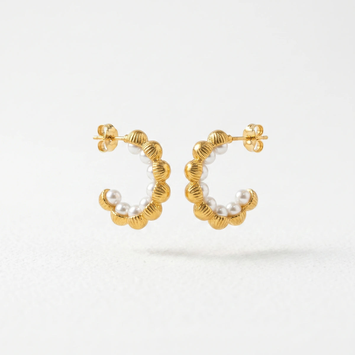 QIAOREN 12393 Trendy Scalloped Shell Pearl Hoop Earrings Gold Stainless Steel Ribbed Melon Open C Hoops Mermaidcore Women US EU