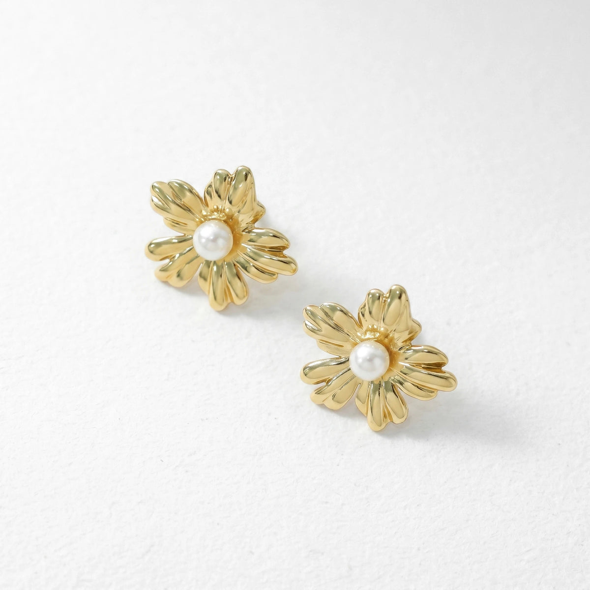 QIAOREN 12237 Trendy French Vintage Pearl Flower Stud Earrings Stainless Steel 18K Gold Plated Ridged Floral Jewelry for Women
