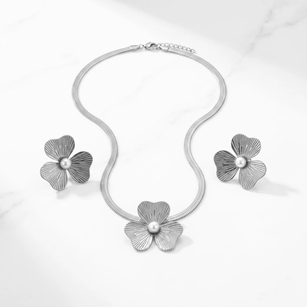 QIAOREN 11116 Trendy Gold Flower Jewelry Set Stainless Steel Pearl Necklace Earrings for Summer Vacation Style