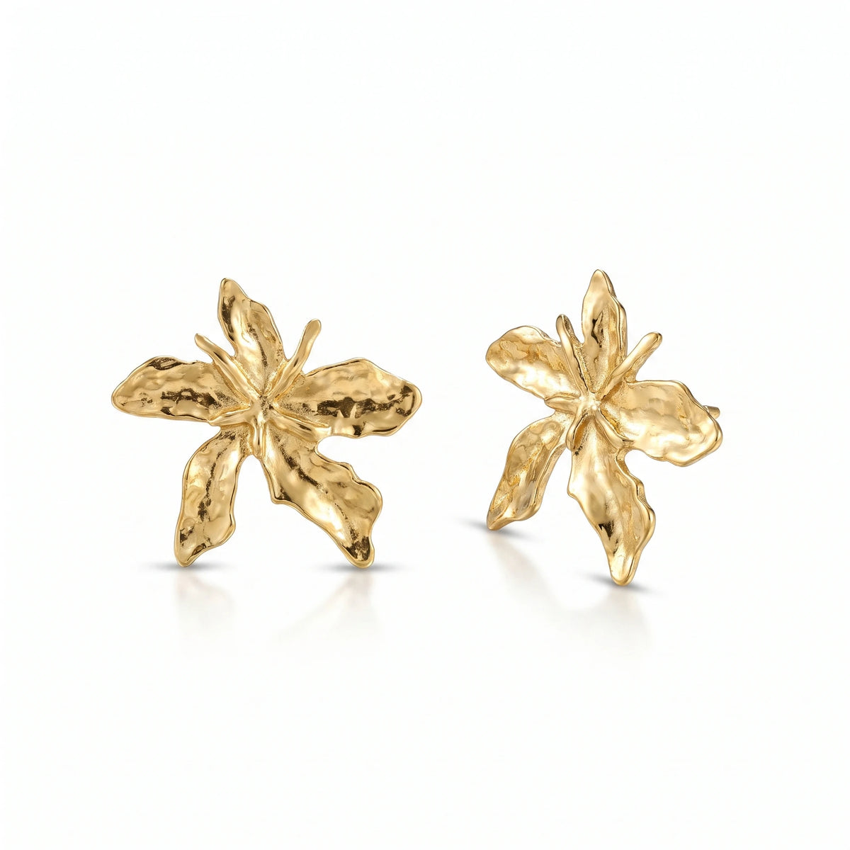 QIAOREN 14550 Hammered 3D Flower Stud Earrings, Textured Sculptural Gold Floral Earrings, Hypoallergenic Jewelry Gift