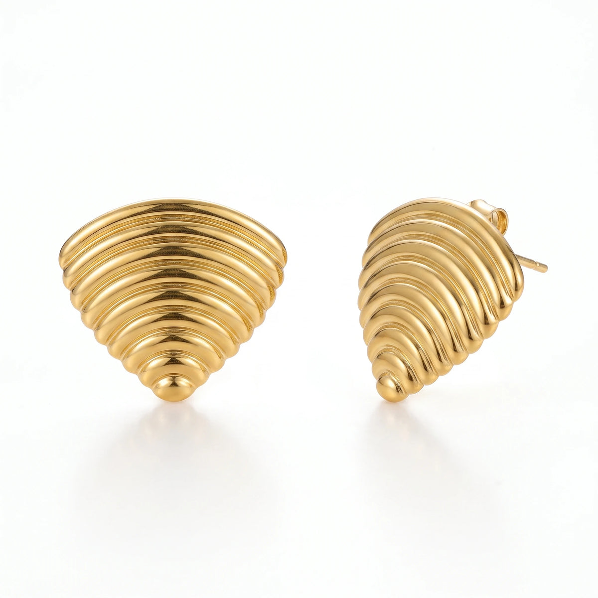 QIAOREN 14057 Polished Gold Ridged Conical Shell Stud Earrings, Horizontal Fluted Triangle Seashell Shape Ear Stud Jewelry Gift