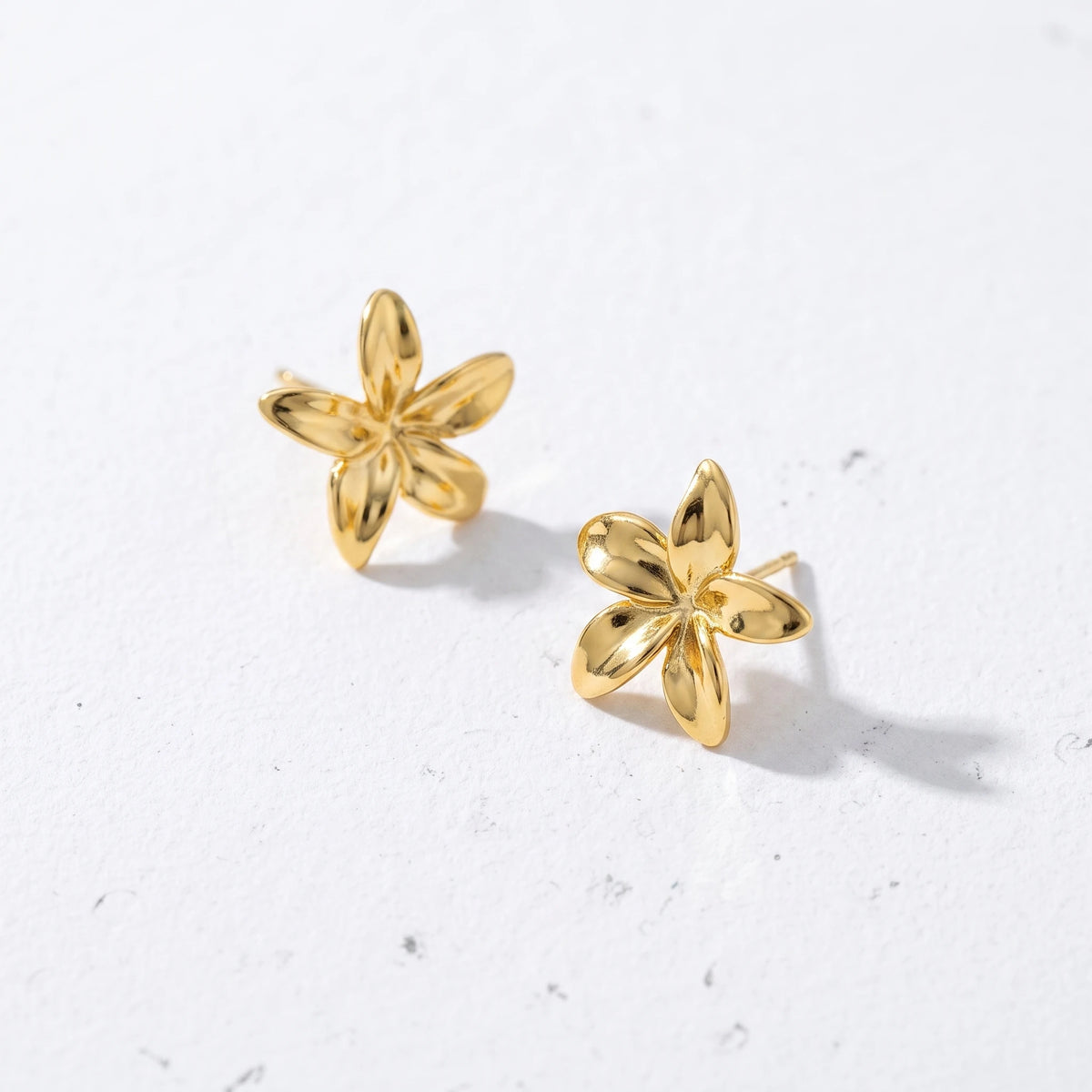 QIAOREN 13244 18K Gold PVD Plated  Stainless Steel Plumeria Stud Earrings Polished Five Petal Flower Ear Studs