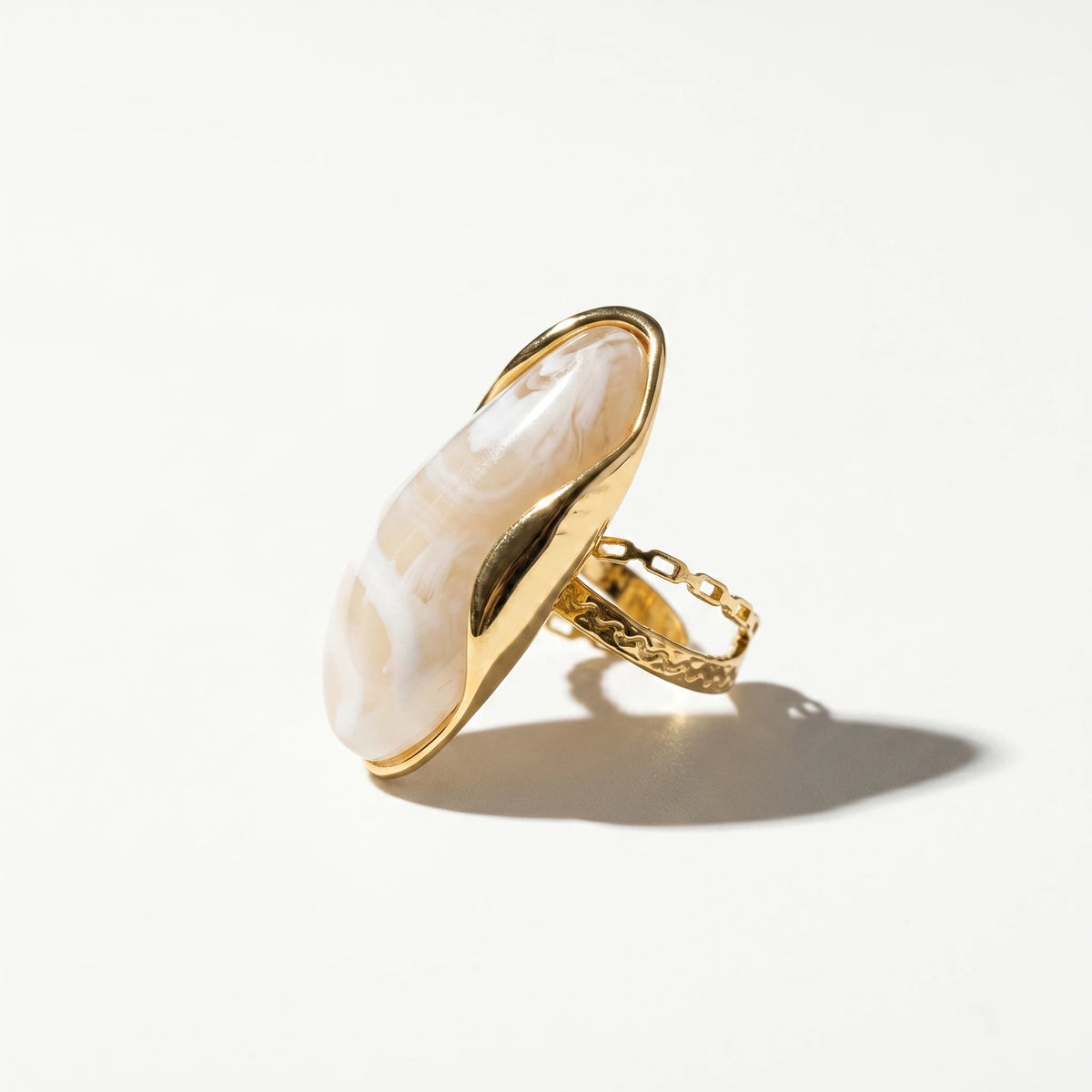 QIAOREN 11307 Hypoallergenic Tarnish Resistant 18K Gold Plated Stainless Steel Irregular Pebble Resin Cocktail Ring